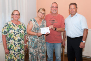 Ralf Müller und Iris Gruß erhalten die Erinnerungstafel für das Vorhaben Kantorat in Welsleben