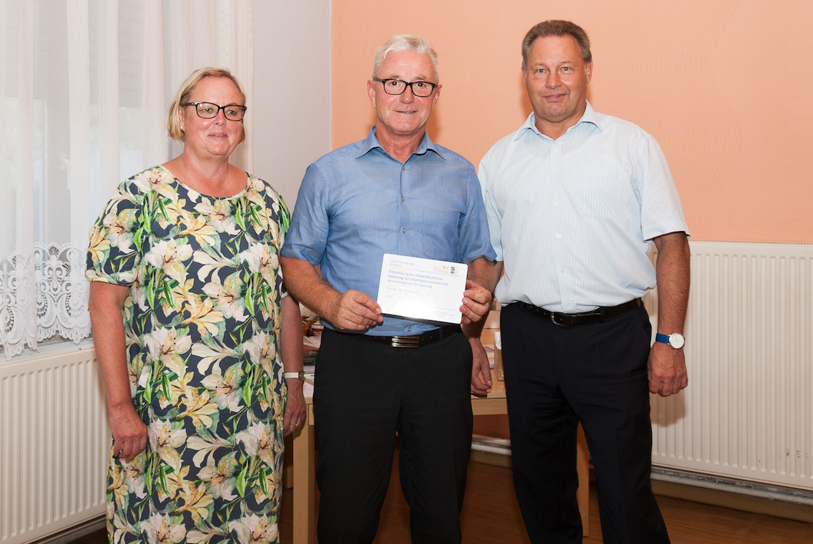 Bürgermeister Bernd Nimmich erhält die Erinnerungstafel für das Vorhaben Stobenteich in Welsleben