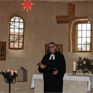 Neues Kreuz bringt Licht nach St. Martin